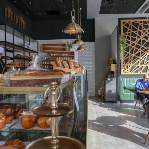  השף קונדיטור שהוביל את הקונדיטוריה של קלארו וטוטו, פותח בייקרי וביסטרו אירופאי  בפתח תקווה - צרכנות בפתח תקווה