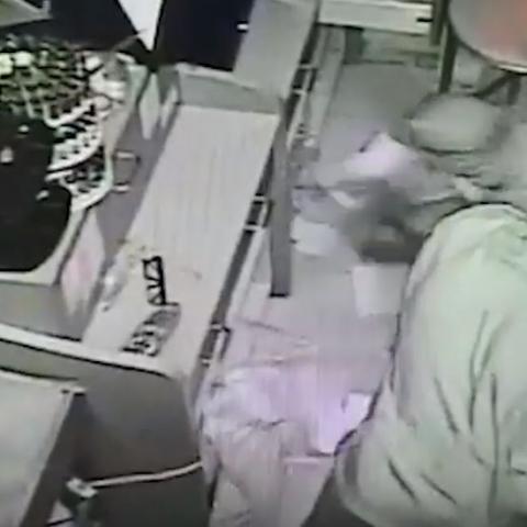 בדואי בן 26 נחשד בפריצות לבתי עסק בפתח תקווה (וידיאו) - חדשות בפתח תקווה