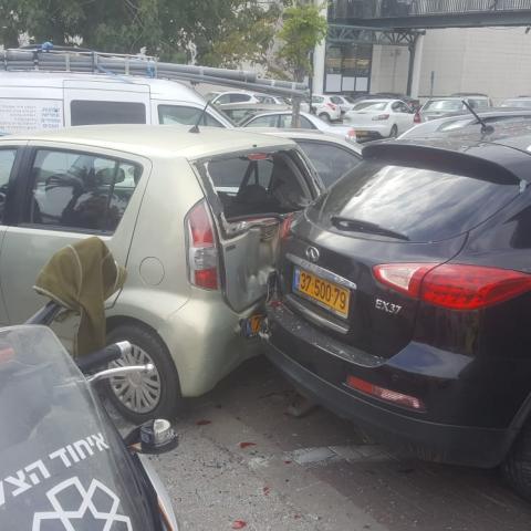 התנגשה ב-4 רכבים חונים בחניון של קניון סירקין בפתח תקווה - חדשות בפתח תקווה