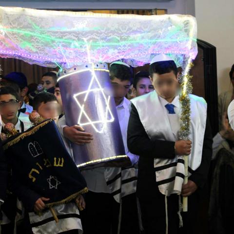  ישי דריקס ומשפחת דנינו בעלי אולם ווניישן פתח תקוה יקיימו היום בר מצווה ל-30 ילדים יתומים (וידיאו) - קהילות בפתח תקווה