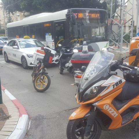 הולך רגל נפצע מפגיעת רכב ברחוב אחד העם פינת סלנט בפתח תקווה. - חדשות בפתח תקווה