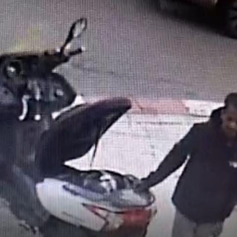 גנבו לעובד בחנות פלאפל בפתח תקוה  את האופנוע, מבקש את עזרת הציבור באיתור הגנב (וידיאו) - חדשות בפתח תקווה