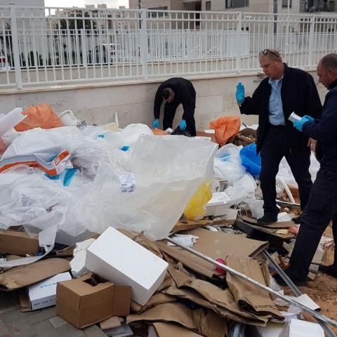 החמרה באכיפה בפתח תקוה: הפקחים זיהו ערימת פסולת והגיעו למשליך שקילל ואיים עליהם וקיבל דו"ח - איכות הסביבה וחזות העיר בפתח תקווה
