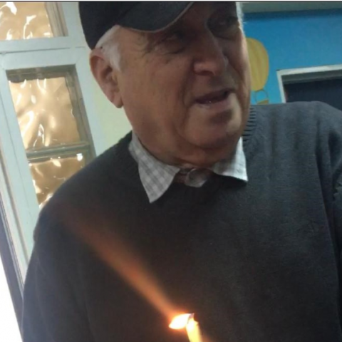 לשומר באהבה: תלמידי חטיבת ביניים בן צבי חגגו יום הולדת לשומר בית הספר (וידיאו) - מעשים טובים בפתח תקווה