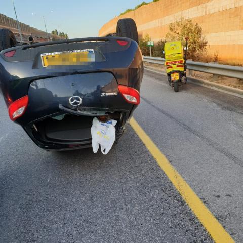 נהג נפצע קל לאחר שהתהפך עם רכבו בתאונת דרכים בכביש 471 מחלף אונו - חדשות בפתח תקווה