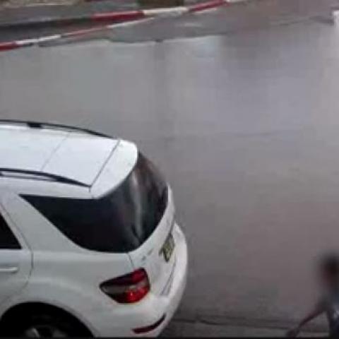 ניסו לגנוב לה את הרכב כאשר מילאה אוויר בגלגלים (וידיאו). - חדשות בפתח תקווה
