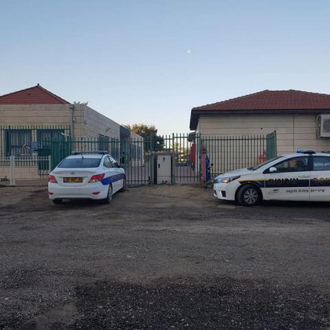 היסטריה של הורים בשל הודעת ווטסאפ שהופצה, לפיה אלמוני מסתתר במתחם גני ילדים - חדשות בפתח תקווה