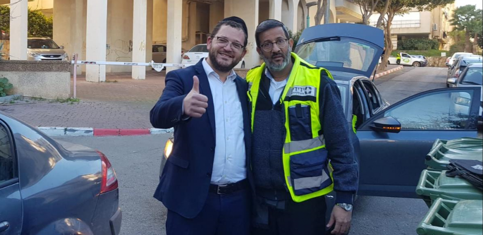 פעוט בן שנה ננעל ברכב ברחוב המורה אליהו ירקוני בפתח תקווה (וידיאו) - חדשות בפתח תקווה