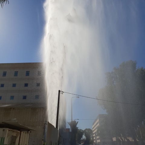 מפל מים כתוצאה מפיצוץ בצינור בפינת הרחובות אימבר וברט בפתח תקווה - חדשות בפתח תקווה