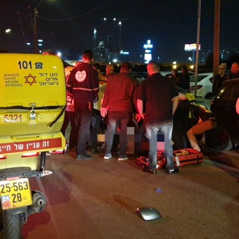 גבר ואישה נפצעו מפגיעת רכב ברחוב שחם בפתח תקווה - חדשות בפתח תקווה