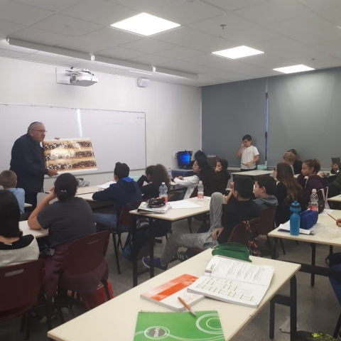  יום המשפחה: כיתת הגמלאים בתיכון ע"ש יצחק שמיר בפתח תקווה סיפרו לתלמידים את סיפורם המשפחתי - חינוך בפתח תקווה