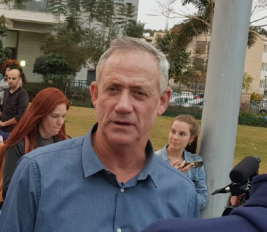 שרי הביטחון לשעבר, בני גנץ ומשה (בוגי) יעלון ישתתפו בהפגנה הערב בכיכר גורן בפתח תקווה - חדשות בפתח תקווה
