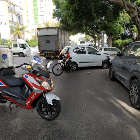 ילד כבן 7 נפצע בינוני החליק על מוט ברזל כשרכב על גלגיליות - חדשות בפתח תקווה