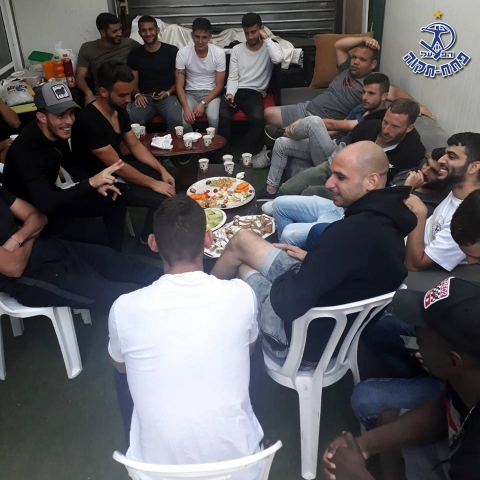 אולי השירה בקריוקי וארוחת "על האש" יביאו את הניצחון להפועל פתח תקווה - חיי זוהר בפתח תקווה