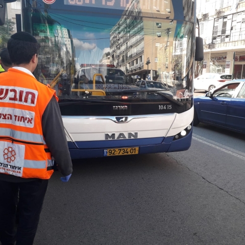 בן 60 נמצא שרוע ומחוסר הכרה סמוך לתחנת אוטובוס ברחוב שטמפפר בפתח תקווה - חדשות בפתח תקווה