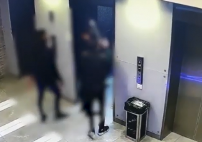  צפו: רדפו אחרי תושב פתח תקווה ותקפו אותו בלובי הבניין שבו הוא מתגורר (וידיאו) - חדשות בפתח תקווה