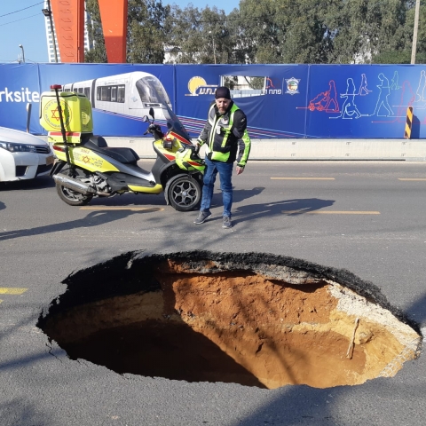 בולען בעומק 4 מטרים נפער ברחוב ז'בוטינסקי פינת רחוב שנקר בפתח תקווה (וידיאו) - חדשות בפתח תקווה