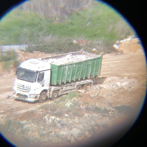 נתפסה משאית שופכת פסולת בניין סמוך לרחוב הרכבת באזור התעשייה סגולה פתח תקווה - חדשות בפתח תקווה