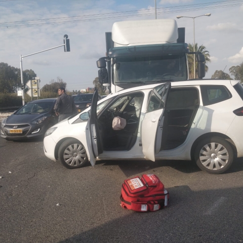 גבר בן 55 נפצע בינוני בתאונה בין רכב למשאית סמוך למחלף ירקונים - חדשות בפתח תקווה