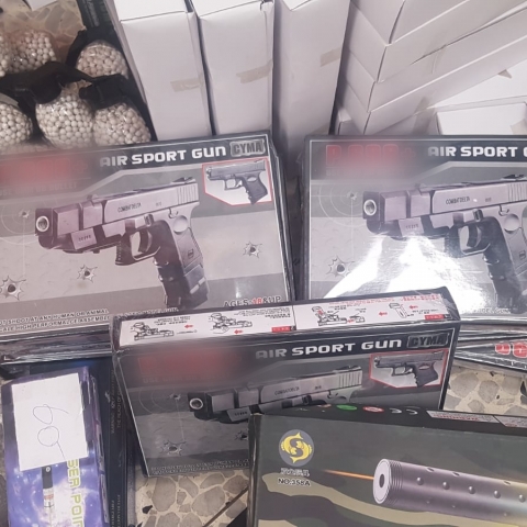 בעל עסק מפתח תקווה נחקר במשטרה לאחר שהחזיק ומכר צעצועים מסוכנים - חדשות בפתח תקווה