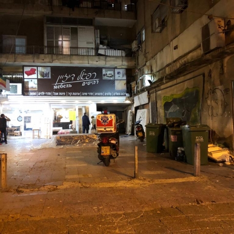 ילד נפל ממרפסת של קומה שנייה ברחוב הברון הירש בפתח תקווה - חדשות בפתח תקווה