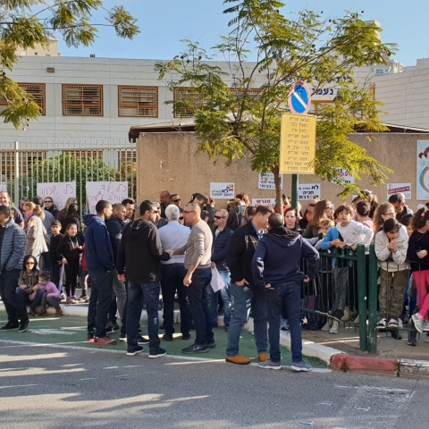 צפו בהפגנת הורי תלמידי בית ספר נעמי שמר בפתח תקווה (וידיאו) - חדשות בפתח תקווה