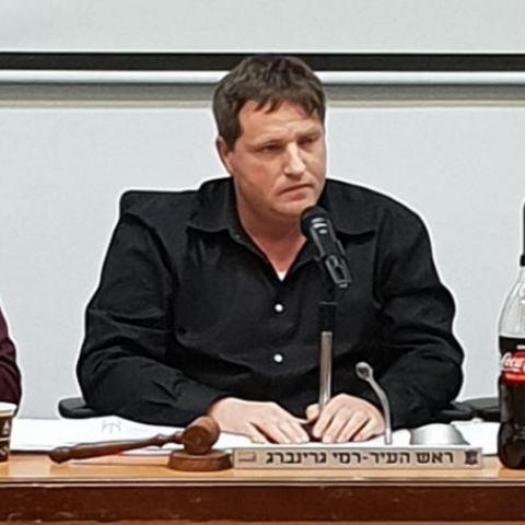גרינברג: אתה מתבקש לצאת מהישיבה. אוהד: בקשתך נדחית (וידיאו) - חדשות בפתח תקווה
