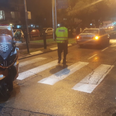 הולך רגל נחבל בראשו לאחר שנפגע מרכב ברח' יוסף ספיר בפתח תקווה - חדשות בפתח תקווה