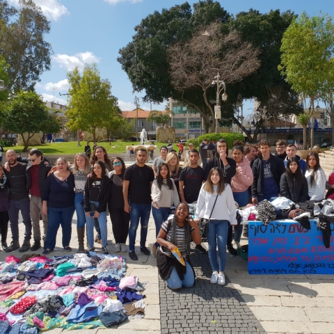 תלמידי תיכון שמיר קיימו הפנינג למען נשים בסיכון ונגד אלימות כלפי נשים בפתח תקווה (וידיאו) - חודש האישה בפתח תקווה