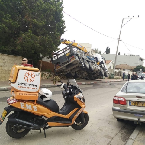 משאית מנוף התהפכה על בית ברחוב עזרא ונחמיה בפתח תקווה (וידיאו) - חדשות בפתח תקווה