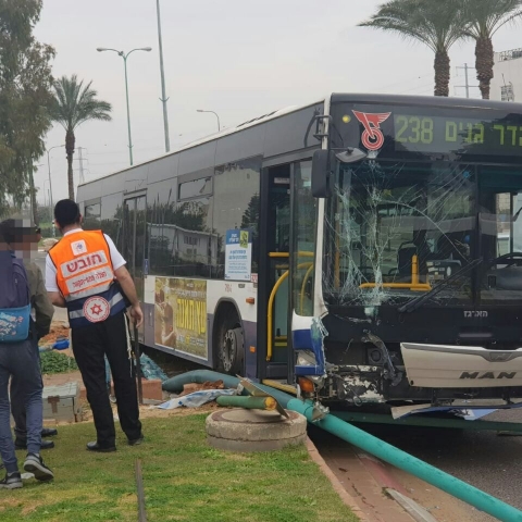 אוטובוס עלה על אי תנועה והתנגש בעמוד תאורה ברחוב בגין בפתח תקווה - חדשות בפתח תקווה