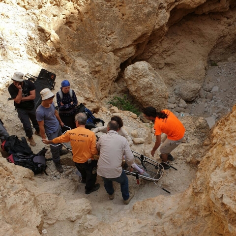 תלמידה מפתח תקווה שברה את הברך בטיול בנחל סלבדורה במדבר יהודה - חדשות בפתח תקווה