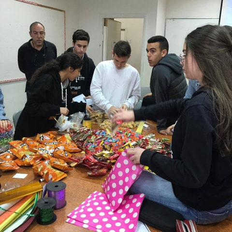 ילדי קמפוס אנקורי בפתח תקווה מאירים פנים עם משלוחי מנות לנזקקים - חינוך בפתח תקווה