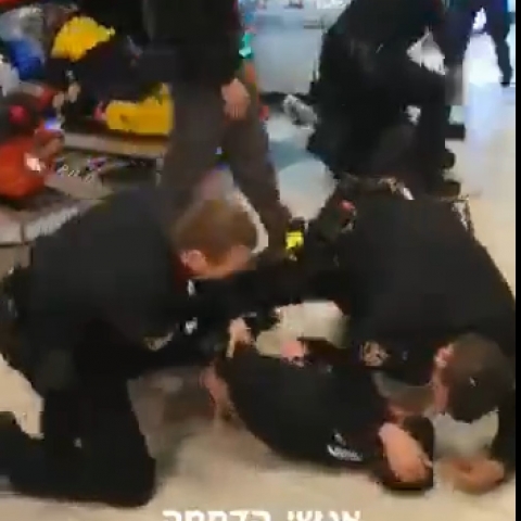 צפו: שוטרים עוצרים צעירים בכח ב"באולינג סנטר" בפתח תקווה - חדשות בפתח תקווה