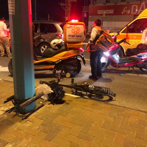 רוכבת אופניים חשמליים נפצעה בינוני לאחר שהתנגשה בעמוד ברחוב בן ציון גליס בפתח תקווה - חדשות בפתח תקווה