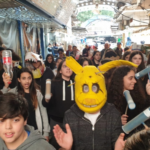  שמח בשוק בפתח תקווה: תלמידים וסוחרים חגגו ביחד את פורים - קהילות בפתח תקווה