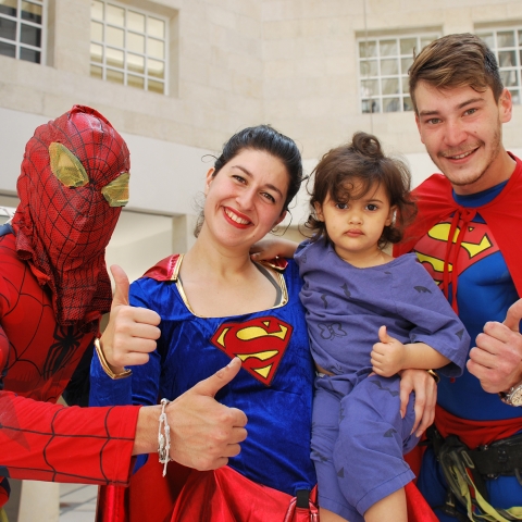 גיבורי העל: ספיידרמן, סופרמן, סופרוומן והפנתר השחור הפתיעו את הילדים המטופלים במרכז שניידר בפ"ת - בריאות בפתח תקווה