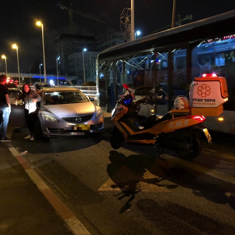 רוכב אופניים חשמליים נפצע מפגיעת רכב ברחוב ז'בוטינסקי בפתח תקווה (וידיאו) - חדשות בפתח תקווה