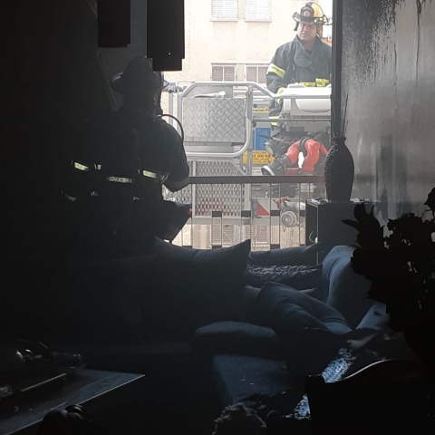 דייר ולוחם אש נפצע בשריפת בית ברחוב עזרא ונחמיה בפתח תקווה - חדשות בפתח תקווה
