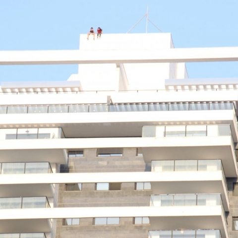 תופעה מסוכנת חוזרת על עצמה: ילדים הלכו על חומה שעל גג בניין ברחוב מבצע דקל בפתח תקווה - חדשות בפתח תקווה