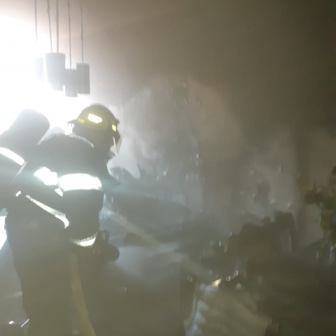 פצועה קל משאיפת עשן בשריפה שפרצה הלילה בדירה ברחוב פרופ' שור - חדשות בפתח תקווה