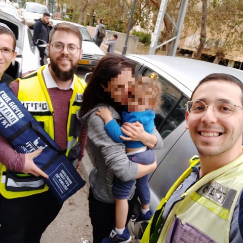 פעוט ננעל ברכב בשגגה לעיני אימו ברחוב מינץ בפתח תקווה - חדשות בפתח תקווה