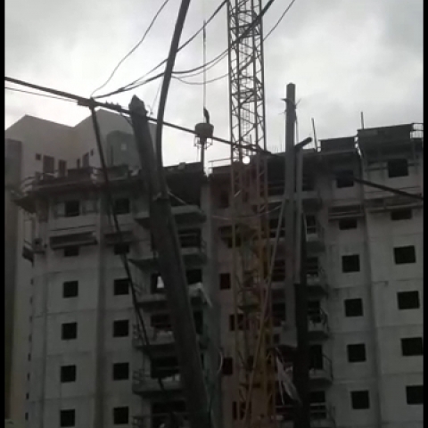 נעצר בן 22, שוהה בלתי חוקי, שהפעיל עגורן באם המושבות מבלי שקיבל רישיון או הוסמך לכך (וידיאו) - חדשות בפתח תקווה