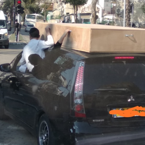 כמה ילדים צריך כדי לסחוב ארגז כבד על גג רכב בבני ברק? - חדשות בפתח תקווה