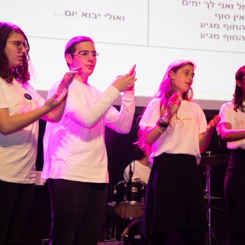 צפו במוזיקה מחברת לבבות עם להקות משולבות ולהקת שלווה אחת (וידיאו) - תרבות ופנאי בפתח תקווה