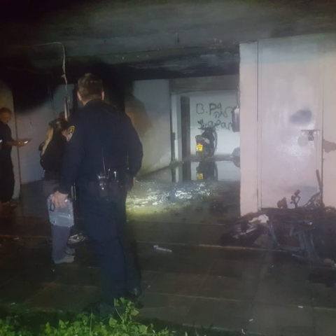 חשד להצתה: 2 אופנועים עלו באש, הלילה ברחוב צה"ל בפתח תקווה - חדשות בפתח תקווה