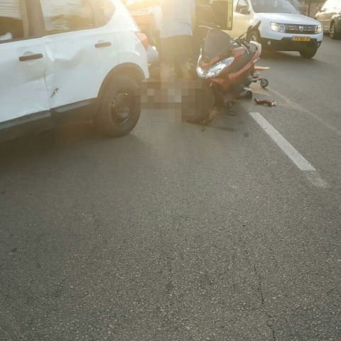 רוכב אופנוע בן 18 נפצע בינוני מפגיעת רכב ברחוב העצמאות בפתח תקווה - חדשות בפתח תקווה
