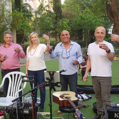 צפו: הרמת כוסית מהלב עם להקת "לב הסביונים" בשכונת אם המושבות בפתח תקווה (וידיאו) - קהילות בפתח תקווה