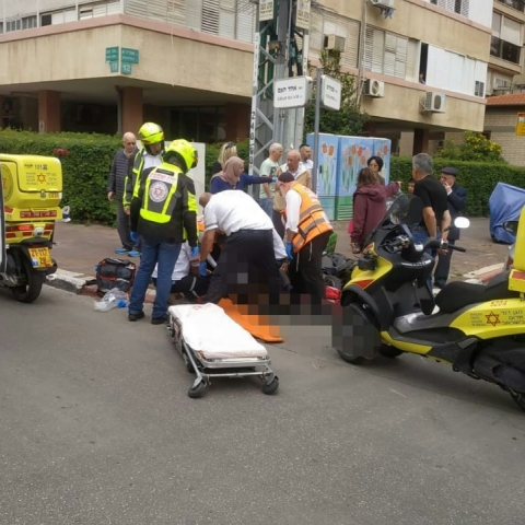 בן 91 שרכב על אופנוע נפצע בינוני בתאונה ברחוב אחד העם בפתח תקווה - חדשות בפתח תקווה