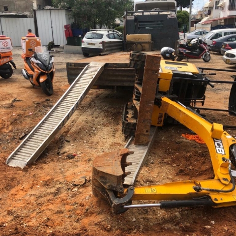 פועל בן 56 נפצע באורח בינוני לאחר שהתהפך עם מחפרון במתחם עבודות עפר ברחוב יואל בפתח תקווה - חדשות בפתח תקווה